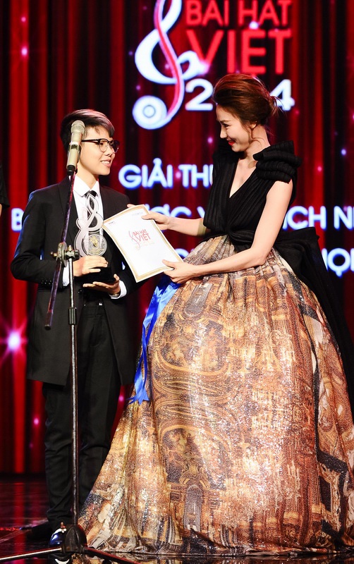 Với lượng bình chọn áp đảo, ca khúc Yêu xa của Vũ Cát Tường (Sáng tác & biểu diễn: Vũ Cát Tường, Hoà âm phối khí: Thanh Bình) đã đoạt Giải thưởng ca khúc được yêu thích nhất do khán giả bình chọn và được tận tay đạo diễn Lê Hoàng và diễn viên Ngân Khánh trao giải.