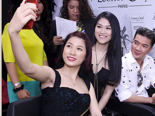 Dam Vinh Hung ru hoc tro cung di lam toc hinh anh