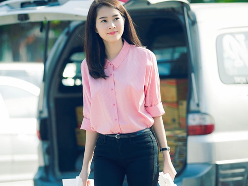 Hoa hau Dang Thu Thao gian di giua doi thuong hinh anh