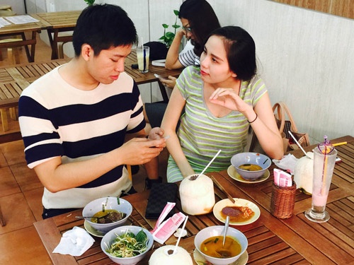 Diem Huong lan dau xuat hien sau 2 tuan sinh con hinh anh