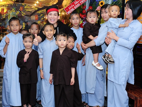 Phi Nhung cuoi hanh phuc ben 18 nguoi con hinh anh