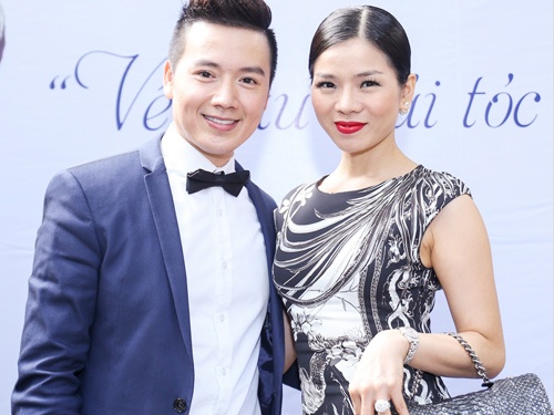 Le Quyen xach tui hieu hon 100 trieu dong di hop bao hinh anh