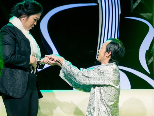 Hoai Linh quy goi tang qua cho Hong Van tren san khau hinh anh