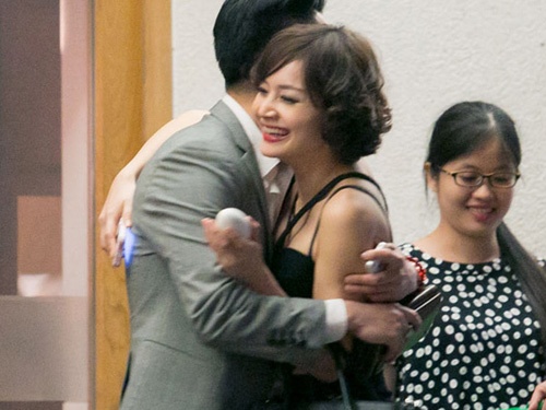 Viet Anh - Lan Phuong om nhau cuoi noi trong luc cho tai xe hinh anh