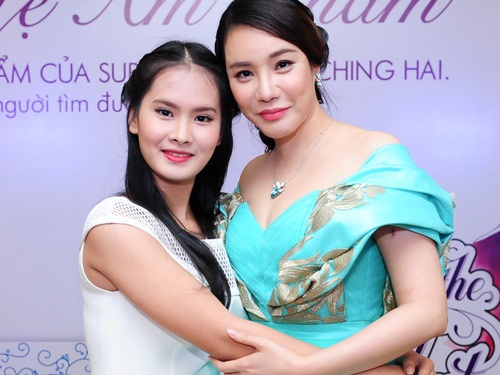 Co be ban keo keo lot xac khi xuat hien cung Ho Quynh Huong hinh anh