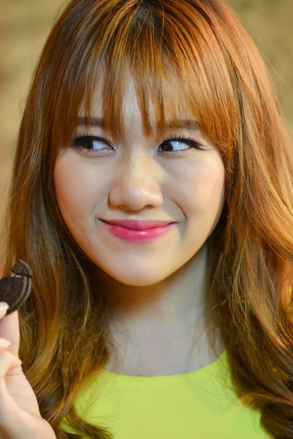 Trấn Thành và Hari Won vừa tung một clip hài gây chú ý trong cộng đồng mạng. Trong clip, nam MC hoá thân thành một ông thầy bói 