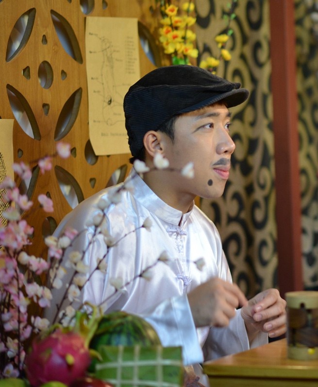 Clip đánh dấu sự tái ngộ của Trấn Thành và Hari Won sau tình huống hài trông Ơn giời! cậu đây rồi gây sốt thời gian qua. Vẫn bằng giọng điệu dễ thương và sự ứng biến thông minh, Hari Won nhanh chóng chiếm được sự yêu mến của khán giả, còn sự 