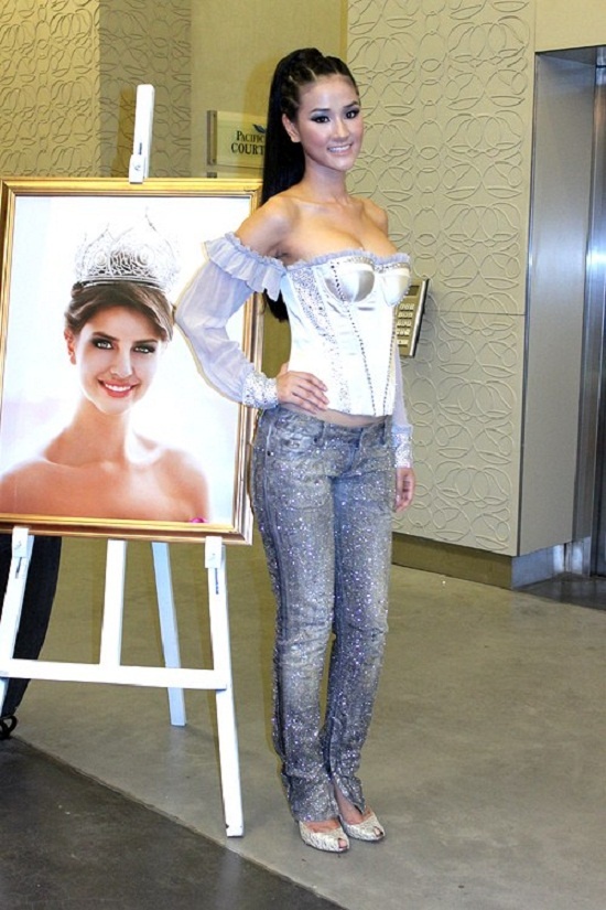 Chiếc quần mà Đông Nhi mặc có màu sắc quê mùa, không phù hợp với crop-top. Ngoài ra phần cạp quá chật đã khiến vòng hai của cô kém thon hơn hẳn.