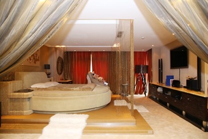 Sau khi công khai hàng loạt bộ sưu tập khủng như giày dép, trang phục, túi xách, mới đây, Đàm Vĩnh Hưng lại tiếp tục giới thiệu về căn phòng ngủ xa hoa, được trang trí sang trọng để chiều lòng người hâm mộ sau nhiều năm úp mở thông tin trên mặt báo.