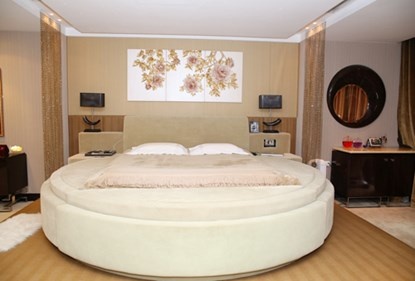 Phòng ngủ của nam ca sỹ cũng không có nhiều đồ đạc, các phòng đều bố trí cửa lớn để mang lại ánh sáng ngập tràn và không khí thoáng đãng.