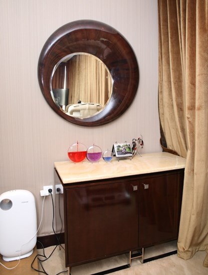 Giường ngủ được thiết kế hình tròn, xung quanh là những bức rèm được trang hoàng như trong cung điện.