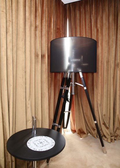 Đặc biệt, chiếc giường được Mr. Đàm đặt mua từ nước ngoài còn có khả năng rung, massage, thậm chí nâng lên hạ xuống theo đúng ý muốn của nam ca sỹ.