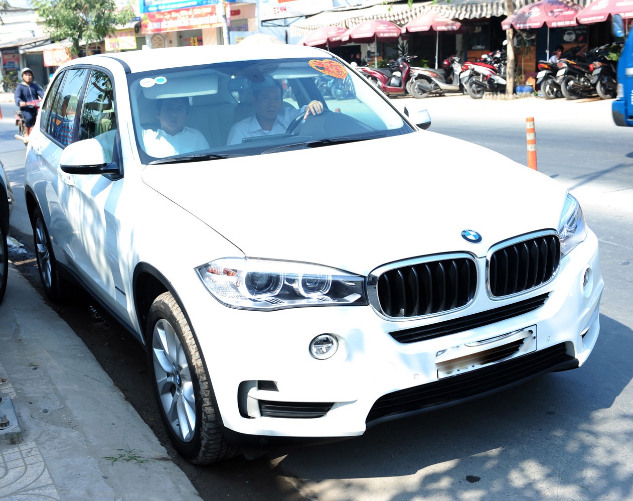 Sáng 7/2, họ nhà trai có mặt tại cửa nhà riêng của cô dâu Trúc Diễm với dàn xế hộp sang trọng thu hút sự chú ý của bà con lối xóm. Ngoài một vài chiếc xe độc, xe đến rước dâu từ Hóc Môn về TP HCM chủ yếu thuộc dòng BMW cao cấp.