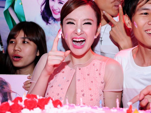 Angela Phuong Trinh dien xe tao bao don sinh nhat cung fan hinh anh