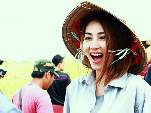 Ngan Khanh an mac loi thoi hanh nghe mua ve chai tren phim hinh anh