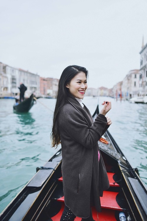 Thêm một mẫu áo khoác dáng dài được nữ diễn viên trẻ ưa chuộng .