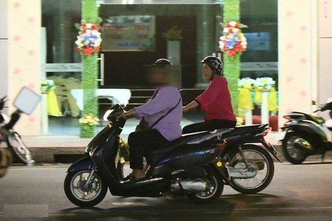 Sau vụ việc với chồng cũ, Hoa hậu Thế giới người Việt 2010 bị chính mẹ đẻ kể xấu. Tại đêm chung kết của một cuộc thi dành cho giới teen tối 5/6, Diễm Hương đảm nhận vai trò ban giám khảo bên cạnh Hoài Linh, Thái Hà... và nhiều đồng nghiệp khác. Mẹ cô bất ngờ xuất hiện, thẳng thắn chỉ trích cô trước mặt báo giới: 