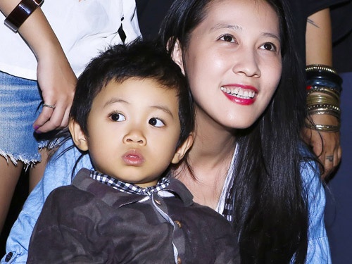 Vo va con trai phan khich xem Pham Anh Khoa hat giua khuya hinh anh