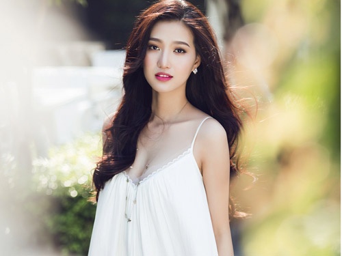 MC 'Buoc nhay hoan vu' dien vay ngu xuong pho ngay dau nam hinh anh