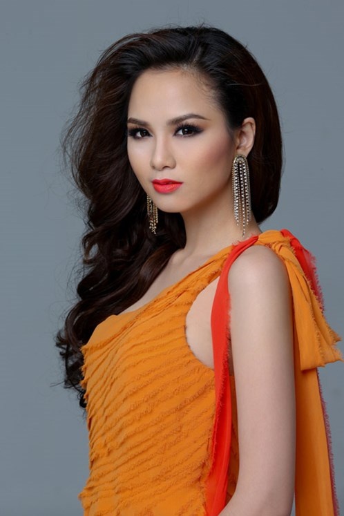 Diễm Hương: Đầu năm 2014, câu chuyện động trời về hôn nhân của Diễm Hương được hé lộ, khiến dư luận ngỡ ngàng. Theo đó, Diễm Hương kết hôn từ năm 2011, trước thời điểm dự thi Hoa hậu Hoàn vũ 2012. Cô đã giấu kín tình trạng hôn nhân của mình trong suốt 3 năm, cho đến khi bị chồng đệ đơn ly hôn tại tòa án TP HCM. 