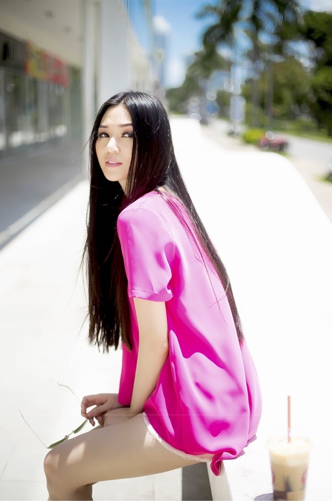 Cùng thời điểm đó, giải vàng Ngôi sao người mẫu 2010 bị một trang facebook lợi dụng hình ảnh với mục đích quảng cáo cho dịch vụ cung cấp người mẫu VIP tiếp khách, đi tour trọn gói. Cô buộc lòng phải nhờ tới sự giúp đỡ của các cơ quan chức năng.