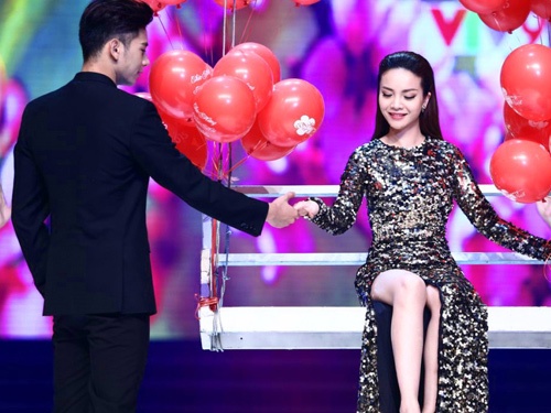 Yen Trang dien vay xe, khoe chan thon tren song truyen hinh hinh anh