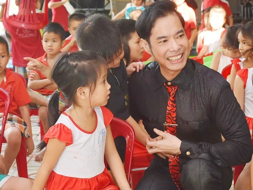 Ngoc Son phat 2 tan gao cho tre em ngheo kho ngay can Tet hinh anh