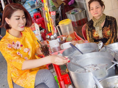 Trang Tran ve Ha Noi nau banh chung, don Tet cung me hinh anh