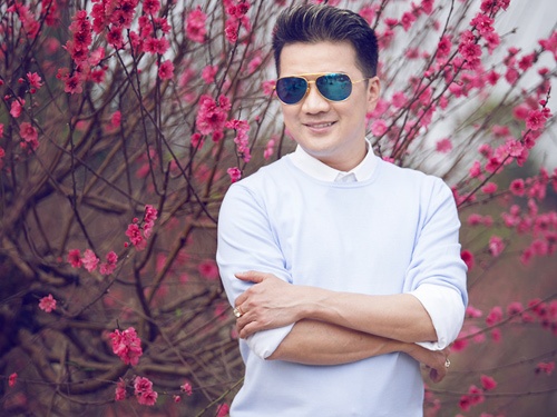 Dam Vinh Hung chua don Giao thua cung gia dinh 15 nam nay hinh anh