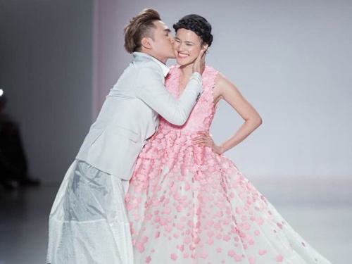 Ly Qui Khanh hon Tuyet Lan o san dien New York Fashion Week hinh anh