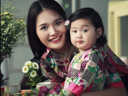 Huong Giang va con gai mac ton son ton xuong pho dau nam hinh anh