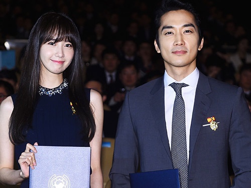 Yoona (SNSD) va Song Seung Hun duoc vinh danh cong dan uu tu hinh anh