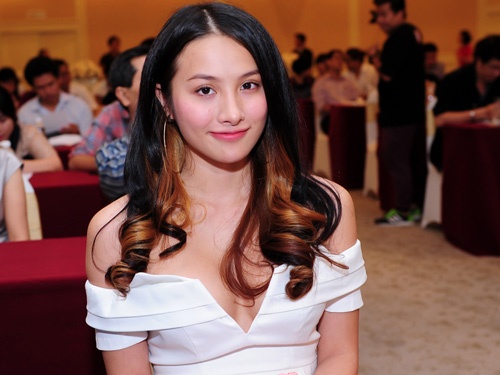 Ban gai Luong Bang Quang mac vay xe sau trong buoi hop bao hinh anh