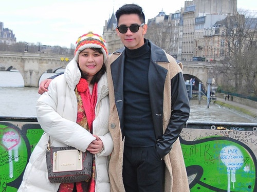 Ho Vinh Khoa va me nghi duong o chau Au hinh anh