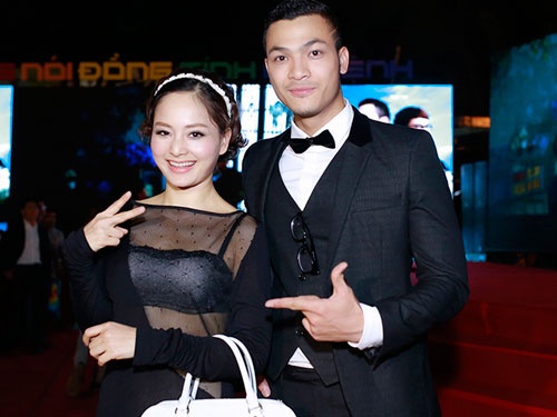 Lan Phuong dien vay mong tang di xem phim cua Vu Tuan Viet hinh anh