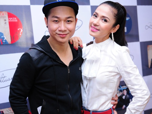 Viet Trinh mac tre trung den mung Quach Tuan Du hinh anh