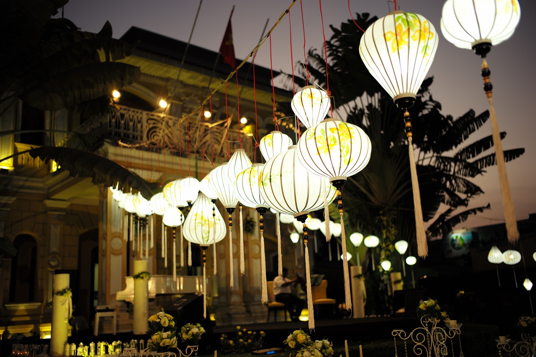 Nam diễn viên Để Mai tính và cựu người mẫu đãi tiệc cưới tại một biệt thự cổ kiến trúc kiểu Pháp ở quận 1, TP HCM. Ông bố hai con muốn đám cưới diễn ra trong không gian ấm cúng, thân tình nên thông tin buổi lễ không được chia sẻ rộng rãi trên truyền thông.