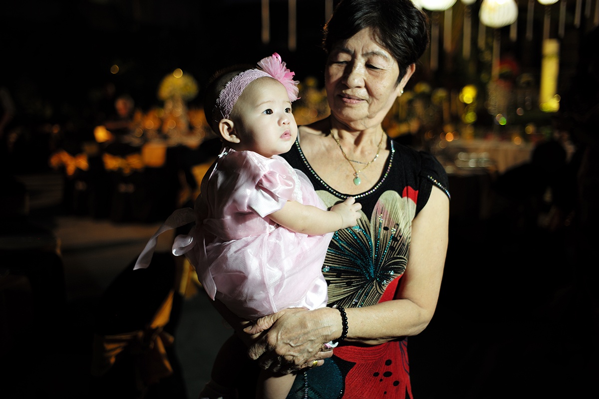 Trong khi đó, cô chị được bố mẹ bế chào quan khách. Dustin Nguyễn - Bebe Phạm bí mật đăng ký kết hôn từ 4 năm trước. Họ có hai con gái, bé lớn hơn 2 tuổi, bé nhỏ 5 tháng nhưng giờ mới tính đến chuyện đám cưới vì cả hai đều bận rộn với việc làm phim.