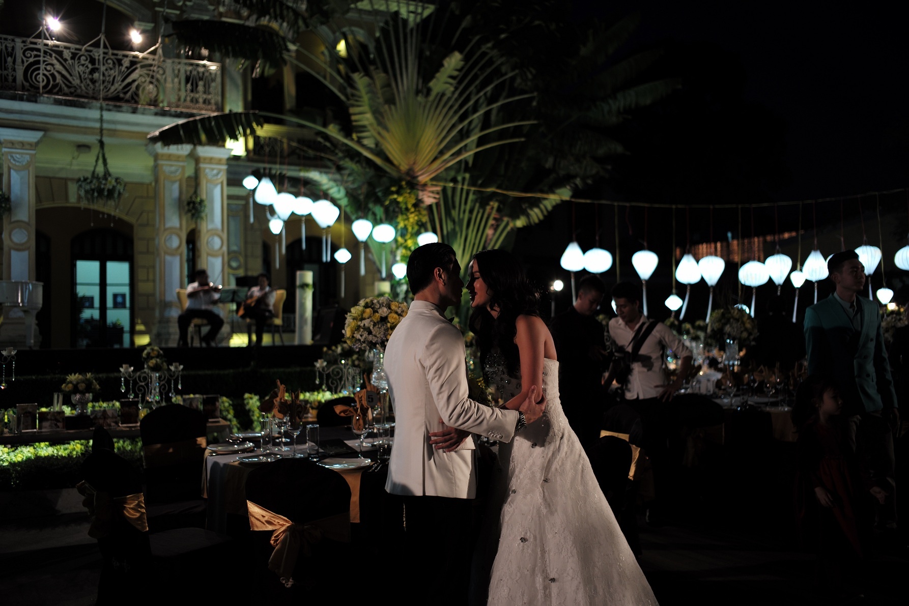 Dustin Nguyễn từng có một đời vợ trong khi Bebe Phạm trải qua tình yêu sâu nặng với diễn viên - người mẫu Rich Ting. Chân dài xinh đẹp bị nghi là người thứ ba phá hoại cuộc hôn nhân của Dustin Nguyễn nhưng cô cho biết, hai người gặp nhau khi đều đã tự do.