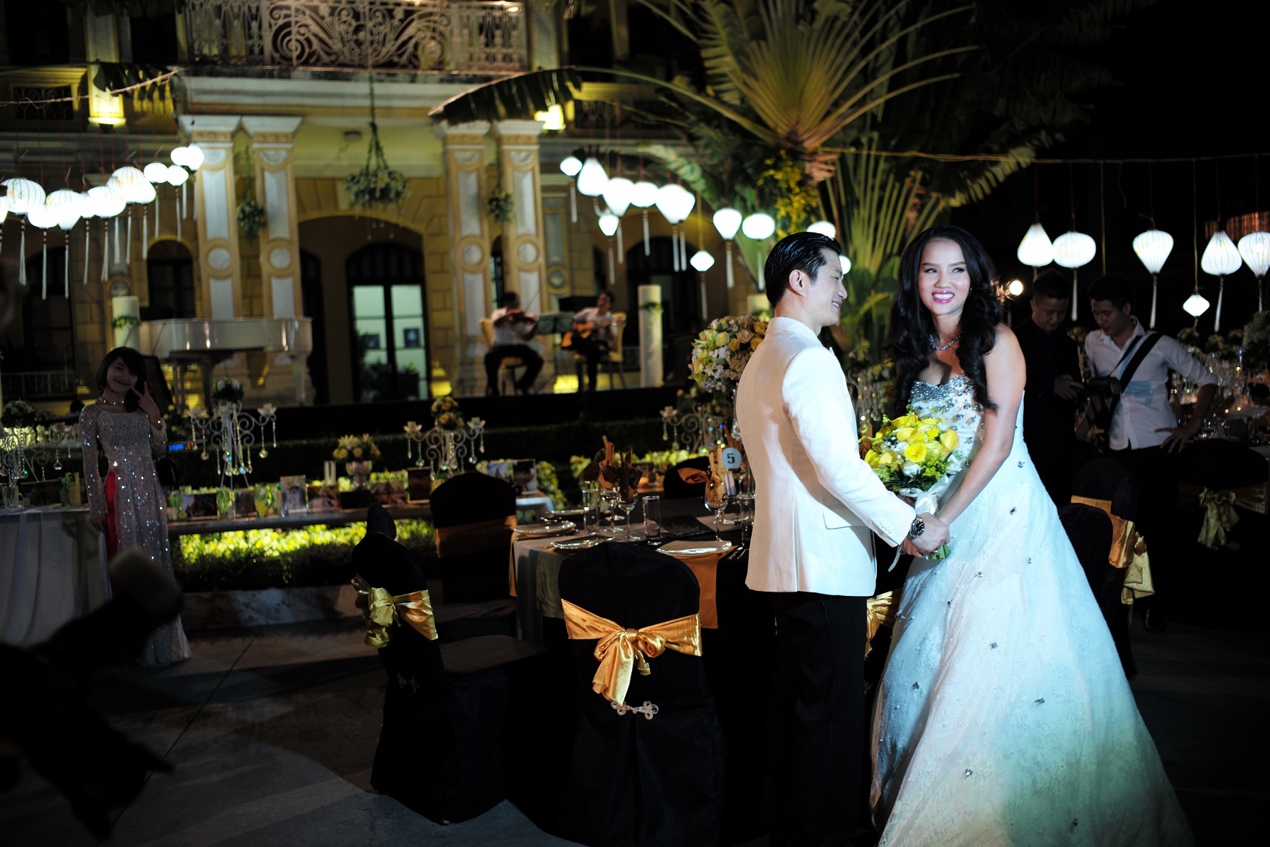 Khi đón khách cô dâu mặc bộ soiree của một thương hiệu nổi tiếng mua từ nước ngoài. 