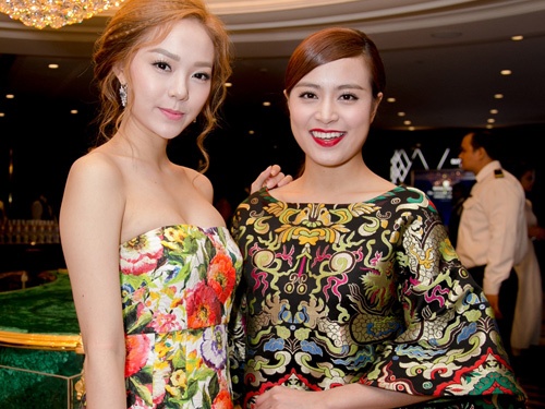 Minh Hang, Hoang Thuy Linh do sac tren tham do hinh anh