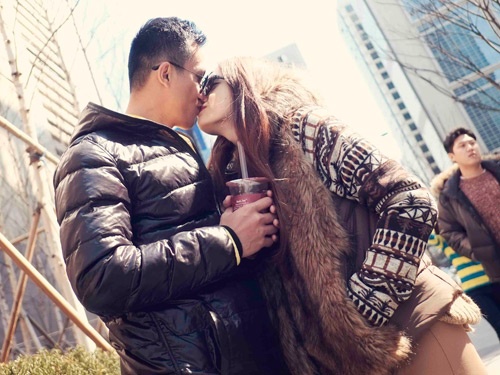 Huong Giang Idol va ban trai hon nhau tren pho Han Quoc hinh anh