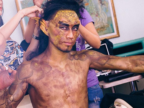 Pham Anh Khoa bi nhot duoi ho ran suot dem trong MV moi hinh anh