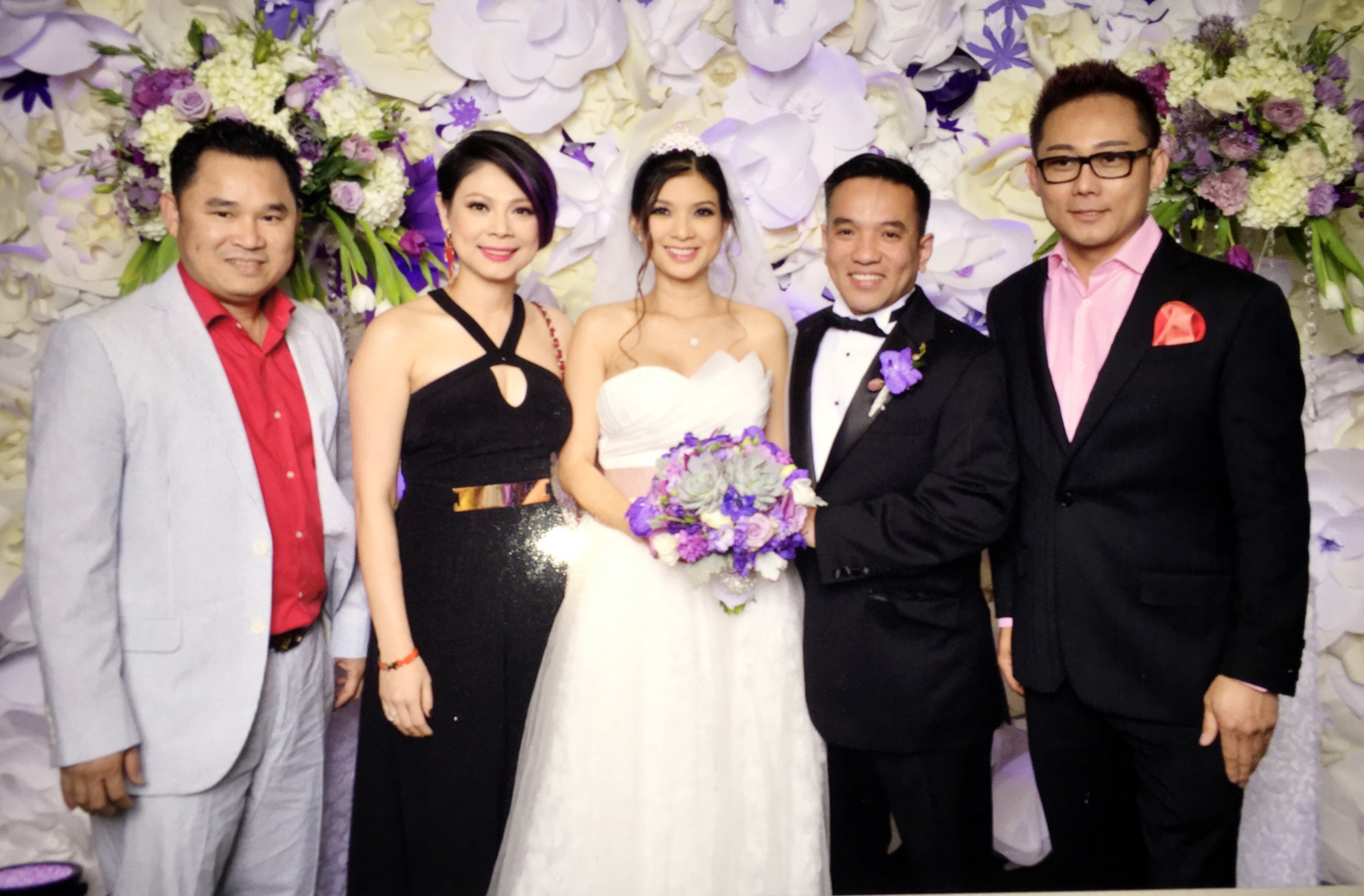 Ca sĩ Thanh Thảo đang lưu diễn tại Mỹ cũng đến dự đám cưới đồng nghiệp cùng tên. Chồng Phạm Thanh Thảo hơn cô dâu 6 tuổi. Anh là doanh nhân Việt kiều, làm ở lĩnh vực kinh doanh bất động sản đồng thời cũng là nhạc công guitar trong ban nhạc Blue Star.