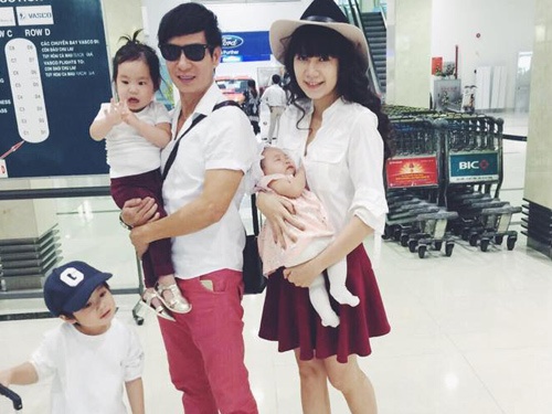 Vo chong Ly Hai - Minh Ha va 3 nhoc ty sanh dieu o san bay hinh anh