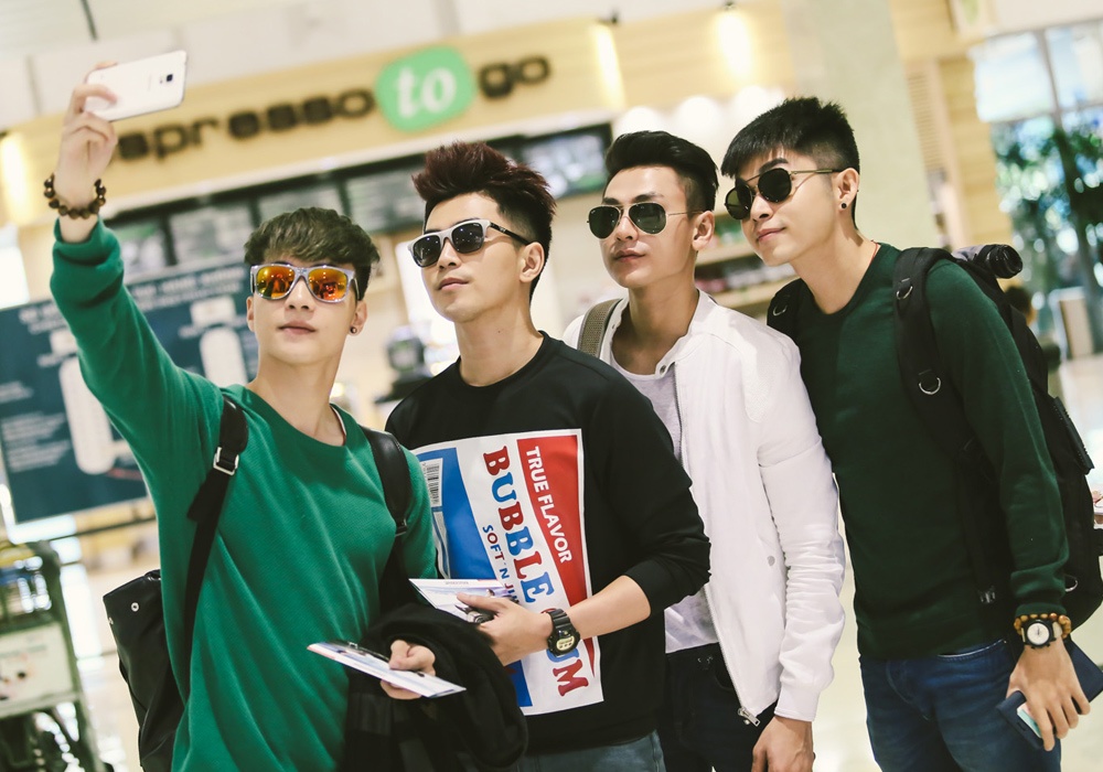 Isaac va nhom 365 banh bao o san bay Tan Son Nhat hinh anh