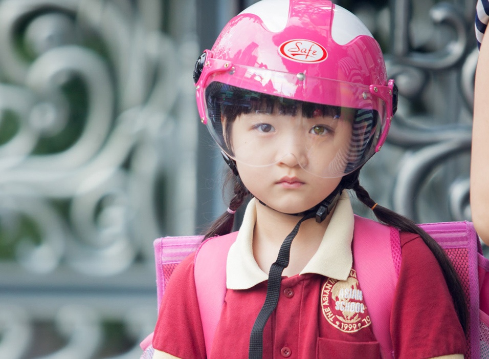 Theo ca sĩ Trang Nhung, Bích Ngọc biết mình sinh ra và lớn lên trong gia đình giàu có. Tuy nhiên, cô bé chưa bao giờ đòi hỏi bố mẹ phải mua những món đồ đắt tiền. 