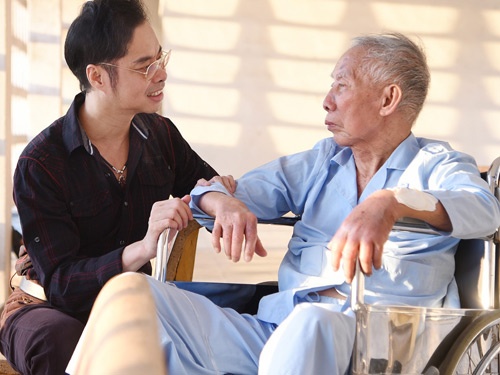 Ngoc Son moi bac si o My ve chua benh cho cha hinh anh