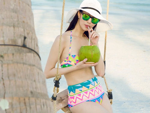 Khanh My khoe duong cong cuon hut voi bikini tren bien hinh anh