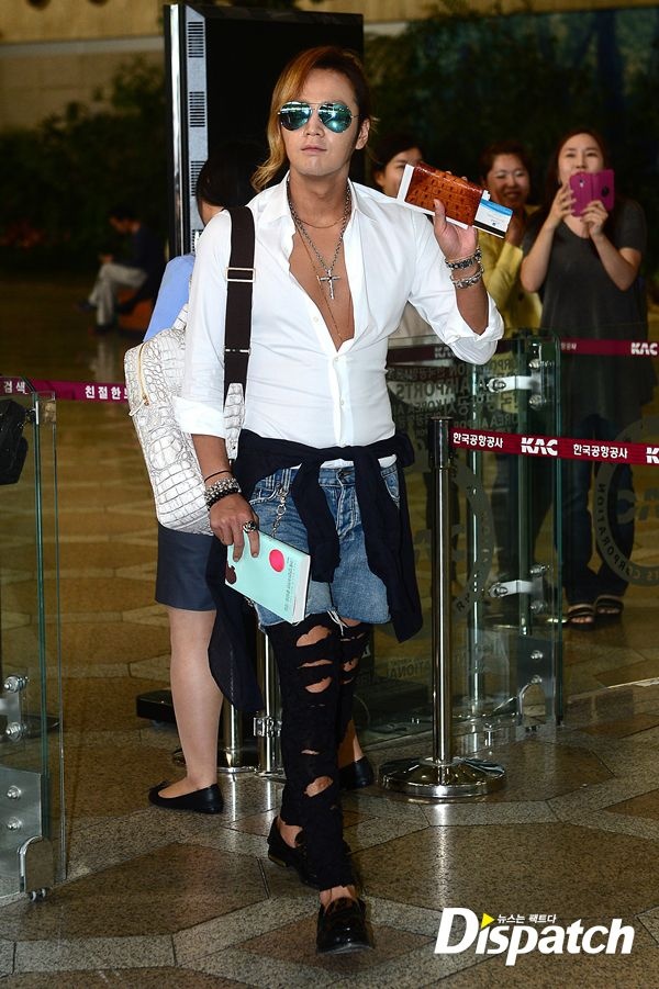 Jang Geum Suk cũng là một trong những ngôi sao được đánh giá có gout thời trang độc đáo, nhưng với chiếc quần “chẳng giống ai” cộng với quá nhiều phụ kiện rườm rà trên người, nhiều fan hâm mộ phải giật mình, ngỡ ngàng.